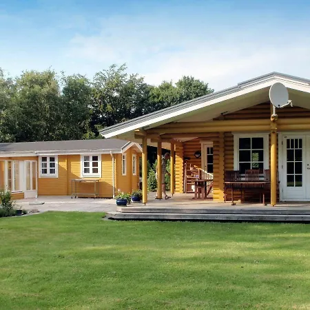 Two-bedroom Holiday In 1